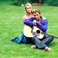  EXCLUSIF - Johnny Hallyday et sa femme Laeticia près de Paris, le 26 mai 2000.  