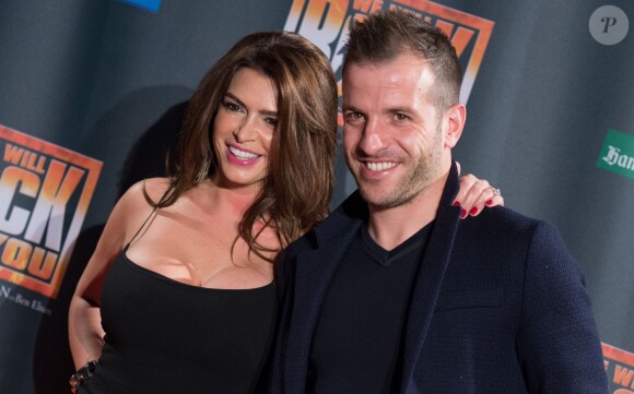 Rafael van der Vaart et sa compagne Sabia Boulahrouz à la première de la comédie musicale sur Queen 'We Will Rock You' à Hambourg le 16 mars 2015.