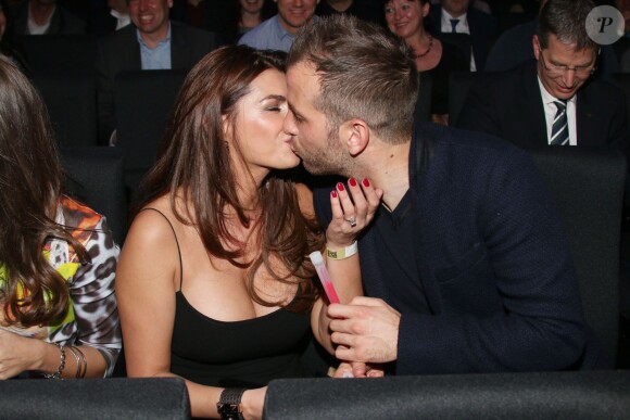 Rafael van der Vaart et sa compagne Sabia Boulahrouz à la première de la comédie musicale sur Queen 'We Will Rock You' à Hambourg le 16 mars 2015.