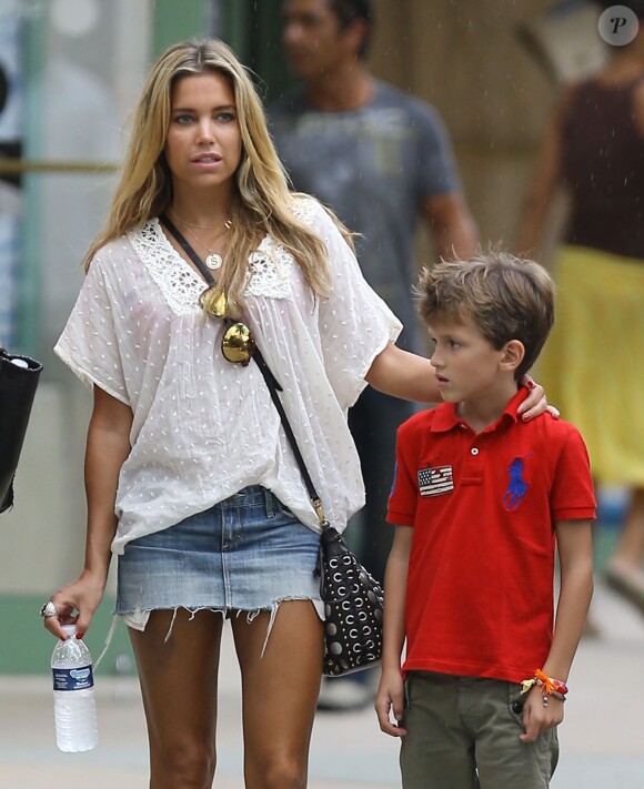 Sylvie van der Vaart et son fils Damian à Miami, le 9 octobre 2013