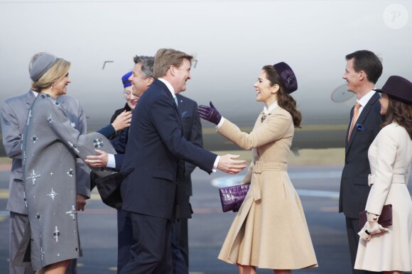 Le roi Willem-Alexander et la reine Maxima des Pays-Bas ont été accueillis le 17 mars 2015 sur le tarmac de l'aéroport international de Copenhague par la reine Margrethe II de Danemark, le prince Henrik, le prince Frederik et la princesse Mary, le prince Joachim et la princesse Marie, la princesse Benedikte et le prince Richard, pour leur visite officielle.