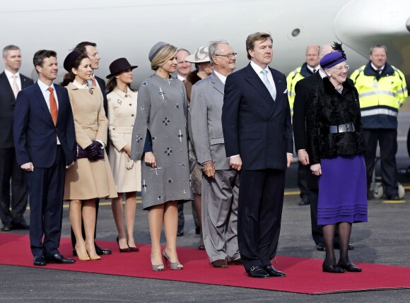 Le roi Willem-Alexander et la reine Maxima des Pays-Bas ont été accueillis le 17 mars 2015 sur le tarmac de l'aéroport international de Copenhague par la reine Margrethe II de Danemark, le prince Henrik, le prince Frederik et la princesse Mary, le prince Joachim et la princesse Marie, la princesse Benedikte et le prince Richard, pour leur visite officielle.