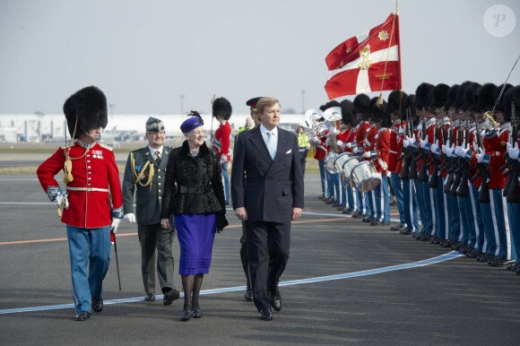 Le roi Willem-Alexander et la reine Maxima des Pays-Bas ont été accueillis le 17 mars 2015 sur le tarmac de l'aéroport international de Copenhague par la reine Margrethe II de Danemark, le prince Henrik, le prince Frederik et la princesse Mary, le prince Joachim et la princesse Marie, la princesse Benedikte et le prince Richard, pour leur visite officielle.