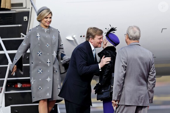 Le roi Willem-Alexander et la reine Maxima des Pays-Bas ont été accueillis le 17 mars 2015 sur le tarmac de l'aéroport international de Copenhague par la reine Margrethe II de Danemark, le prince Henrik, le prince Frederik et la princesse Mary, le prince Joachim et la princesse Marie, la princesse Benedikte et le prince Richard, pour leur visite officielle.