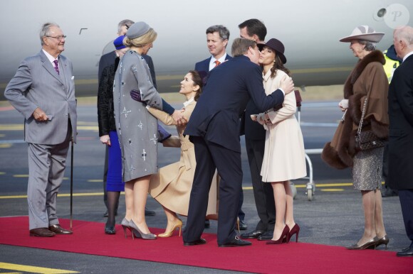 Le roi Willem-Alexander et la reine Maxima des Pays-Bas ont été accueillis le 17 mars 2015 sur le tarmac de l'aéroport international de Copenhague par la reine Margrethe II de Danemark, le prince Henrik, le prince Frederik et la princesse Mary, le prince Joachim et la princesse Marie, la princesse Benedikte et le prince Richard, pour leur visite officielle.