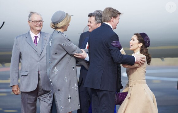Le roi Willem-Alexander et la reine Maxima des Pays-Bas ont été accueillis le 17 mars 2015 sur le tarmac de l'aéroport international de Copenhague par la reine Margrethe II de Danemark, le prince Henrik, le prince Frederik et la princesse Mary, le prince Joachim et la princesse Marie, la princesse Benedikte et le prince Richard, pour leur visite officielle.