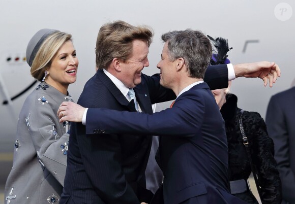 Le roi Willem-Alexander et la reine Maxima des Pays-Bas ont été accueillis le 17 mars 2015 sur le tarmac de l'aéroport international de Copenhague par la reine Margrethe II de Danemark, le prince Henrik, le prince Frederik et la princesse Mary, le prince Joachim et la princesse Marie, la princesse Benedikte et le prince Richard, pour leur visite officielle.