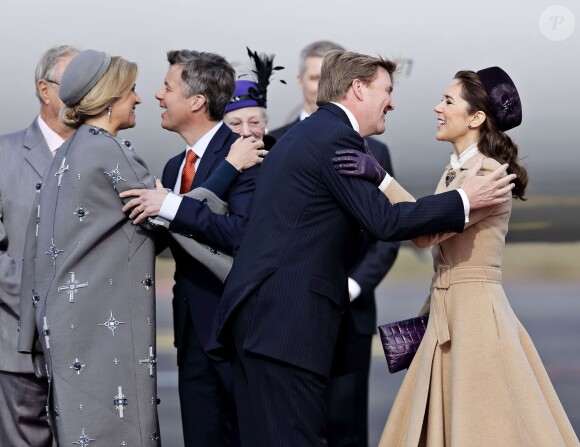 Le roi Willem-Alexander et la reine Maxima des Pays-Bas ont été accueillis le 17 mars 2015 sur le tarmac de l'aéroport international de Copenhague par la reine Margrethe II de Danemark, le prince Henrik, le prince Frederik et la princesse Mary, le prince Joachim et la princesse Marie, la princesse Benedikte et le prince Richard, pour leur visite officielle.