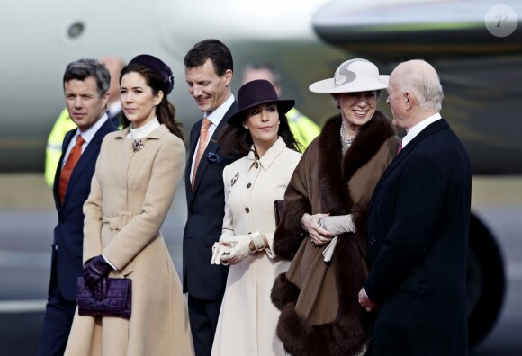 Le roi Willem-Alexander et la reine Maxima des Pays-Bas ont été accueillis le 17 mars 2015 sur le tarmac de l'aéroport international de Copenhague par la reine Margrethe II de Danemark, le prince Henrik, le prince Frederik et la princesse Mary, le prince Joachim et la princesse Marie, la princesse Benedikte et le prince Richard, pour leur visite officielle.