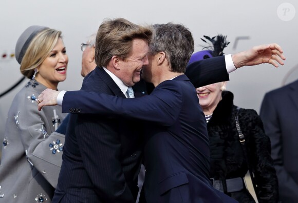 Le roi Willem-Alexander et la reine Maxima des Pays-Bas ont été accueillis le 17 mars 2015 sur le tarmac de l'aéroport international de Copenhague par la reine Margrethe II de Danemark, le prince Henrik, le prince Frederik et la princesse Mary, le prince Joachim et la princesse Marie, la princesse Benedikte et le prince Richard, pour leur visite officielle.