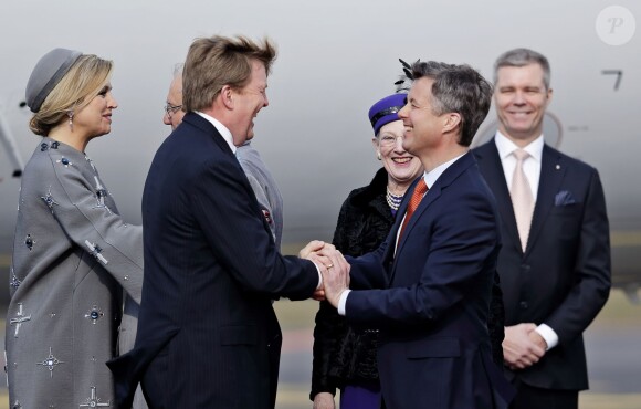 Le roi Willem-Alexander et la reine Maxima des Pays-Bas ont été accueillis le 17 mars 2015 sur le tarmac de l'aéroport international de Copenhague par la reine Margrethe II de Danemark, le prince Henrik, le prince Frederik et la princesse Mary, le prince Joachim et la princesse Marie, la princesse Benedikte et le prince Richard, pour leur visite officielle.