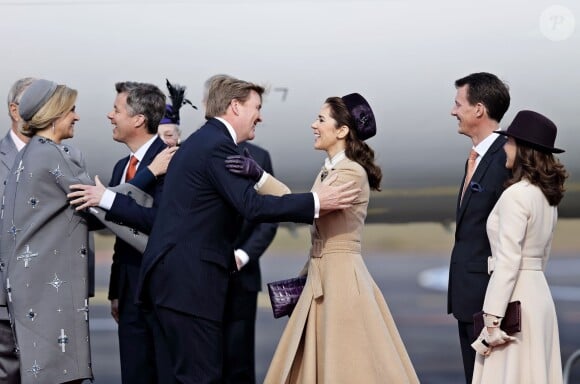Le roi Willem-Alexander et la reine Maxima des Pays-Bas ont été accueillis le 17 mars 2015 sur le tarmac de l'aéroport international de Copenhague par la reine Margrethe II de Danemark, le prince Henrik, le prince Frederik et la princesse Mary, le prince Joachim et la princesse Marie, la princesse Benedikte et le prince Richard, pour leur visite officielle.