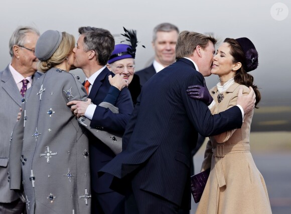Le roi Willem-Alexander et la reine Maxima des Pays-Bas ont été accueillis le 17 mars 2015 sur le tarmac de l'aéroport international de Copenhague par la reine Margrethe II de Danemark, le prince Henrik, le prince Frederik et la princesse Mary, le prince Joachim et la princesse Marie, la princesse Benedikte et le prince Richard, pour leur visite officielle.