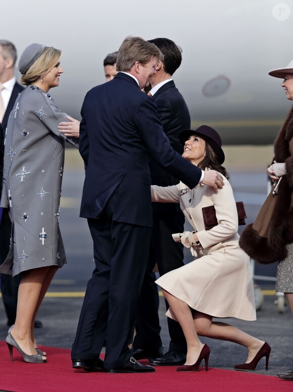 La princesse Marie fait la révérence... Le roi Willem-Alexander et la reine Maxima des Pays-Bas ont été accueillis le 17 mars 2015 sur le tarmac de l'aéroport international de Copenhague par la reine Margrethe II de Danemark, le prince Henrik, le prince Frederik et la princesse Mary, le prince Joachim et la princesse Marie, la princesse Benedikte et le prince Richard, pour leur visite officielle.