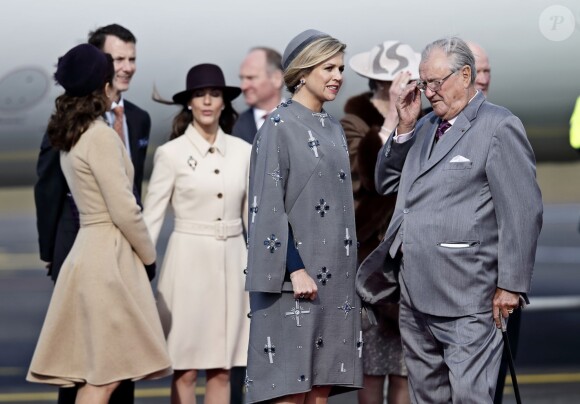 Le roi Willem-Alexander et la reine Maxima des Pays-Bas ont été accueillis le 17 mars 2015 sur le tarmac de l'aéroport international de Copenhague par la reine Margrethe II de Danemark, le prince Henrik, le prince Frederik et la princesse Mary, le prince Joachim et la princesse Marie, la princesse Benedikte et le prince Richard, pour leur visite officielle.