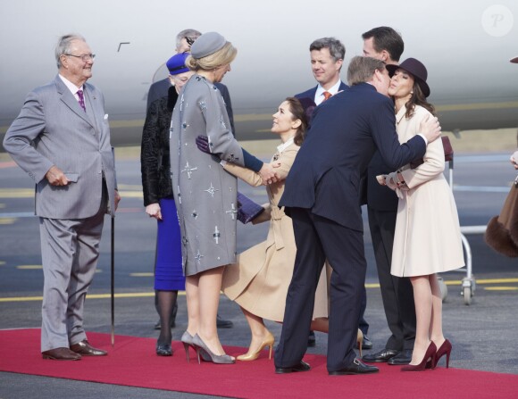 La princesse Mary en pleine révérence... Le roi Willem-Alexander et la reine Maxima des Pays-Bas ont été accueillis le 17 mars 2015 sur le tarmac de l'aéroport international de Copenhague par la reine Margrethe II de Danemark, le prince Henrik, le prince Frederik et la princesse Mary, le prince Joachim et la princesse Marie, la princesse Benedikte et le prince Richard, pour leur visite officielle.