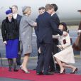  La princesse Marie fait la révérence... Le roi Willem-Alexander et la reine Maxima des Pays-Bas ont été accueillis le 17 mars 2015 sur le tarmac de l'aéroport international de Copenhague par la reine Margrethe II de Danemark, le prince Henrik, le prince Frederik et la princesse Mary, le prince Joachim et la princesse Marie, la princesse Benedikte et le prince Richard, pour leur visite officielle. 