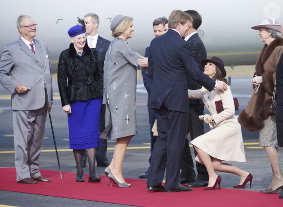 La princesse Marie fait la révérence... Le roi Willem-Alexander et la reine Maxima des Pays-Bas ont été accueillis le 17 mars 2015 sur le tarmac de l'aéroport international de Copenhague par la reine Margrethe II de Danemark, le prince Henrik, le prince Frederik et la princesse Mary, le prince Joachim et la princesse Marie, la princesse Benedikte et le prince Richard, pour leur visite officielle.