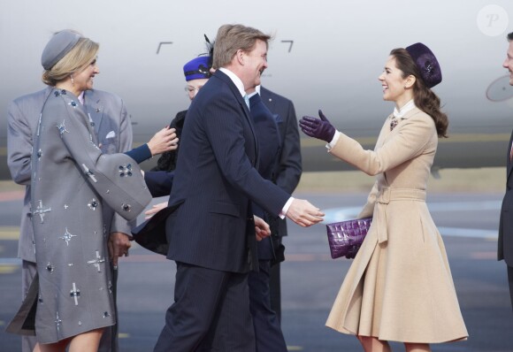 Le roi Willem-Alexander et la reine Maxima des Pays-Bas ont été accueillis le 17 mars 2015 sur le tarmac de l'aéroport international de Copenhague par la reine Margrethe II de Danemark, le prince Henrik, le prince Frederik et la princesse Mary, le prince Joachim et la princesse Marie, la princesse Benedikte et le prince Richard, pour leur visite officielle.