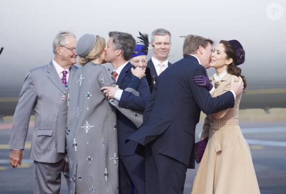 Le roi Willem-Alexander et la reine Maxima des Pays-Bas ont été accueillis le 17 mars 2015 sur le tarmac de l'aéroport international de Copenhague par la reine Margrethe II de Danemark, le prince Henrik, le prince Frederik et la princesse Mary, le prince Joachim et la princesse Marie, la princesse Benedikte et le prince Richard, pour leur visite officielle.
