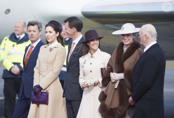 Le roi Willem-Alexander et la reine Maxima des Pays-Bas ont été accueillis le 17 mars 2015 sur le tarmac de l'aéroport international de Copenhague par la reine Margrethe II de Danemark, le prince Henrik, le prince Frederik et la princesse Mary, le prince Joachim et la princesse Marie, la princesse Benedikte et le prince Richard, pour leur visite officielle.