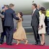 La princesse Mary en pleine révérence... Le roi Willem-Alexander et la reine Maxima des Pays-Bas ont été accueillis le 17 mars 2015 sur le tarmac de l'aéroport international de Copenhague par la reine Margrethe II de Danemark, le prince Henrik, le prince Frederik et la princesse Mary, le prince Joachim et la princesse Marie, la princesse Benedikte et le prince Richard, pour leur visite officielle.