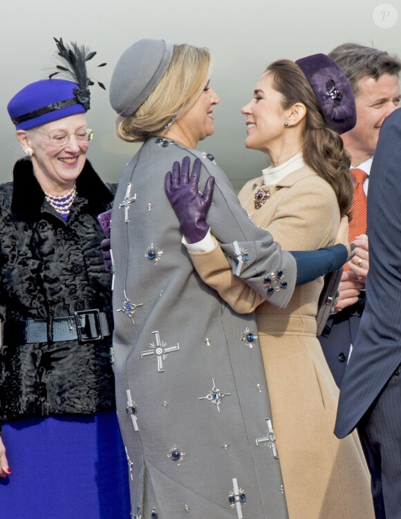 Le roi Willem-Alexander et la reine Maxima des Pays-Bas ont été accueillis le 17 mars 2015 sur le tarmac de l'aéroport international de Copenhague par la reine Margrethe II de Danemark, le prince Henrik, le prince Frederik et la princesse Mary, le prince Joachim et la princesse Marie, la princesse Benedikte et le prince Richard, pour leur visite officielle.
