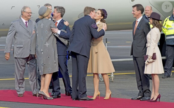 Le roi Willem-Alexander et la reine Maxima des Pays-Bas ont été accueillis le 17 mars 2015 sur le tarmac de l'aéroport international de Copenhague par la reine Margrethe II de Danemark, le prince Henrik, le prince Frederik et la princesse Mary, le prince Joachim et la princesse Marie, la princesse Benedikte et le prince Richard, pour leur visite officielle.