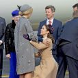  La princesse Mary en pleine révérence... Le roi Willem-Alexander et la reine Maxima des Pays-Bas ont été accueillis le 17 mars 2015 sur le tarmac de l'aéroport international de Copenhague par la reine Margrethe II de Danemark, le prince Henrik, le prince Frederik et la princesse Mary, le prince Joachim et la princesse Marie, la princesse Benedikte et le prince Richard, pour leur visite officielle. 