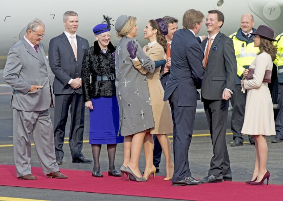 Le roi Willem-Alexander et la reine Maxima des Pays-Bas ont été accueillis le 17 mars 2015 sur le tarmac de l'aéroport international de Copenhague par la reine Margrethe II de Danemark, le prince Henrik, le prince Frederik et la princesse Mary, le prince Joachim et la princesse Marie, la princesse Benedikte et le prince Richard, pour leur visite officielle.