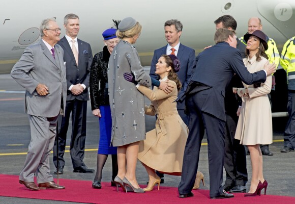 La princesse Mary en pleine révérence... Le roi Willem-Alexander et la reine Maxima des Pays-Bas ont été accueillis le 17 mars 2015 sur le tarmac de l'aéroport international de Copenhague par la reine Margrethe II de Danemark, le prince Henrik, le prince Frederik et la princesse Mary, le prince Joachim et la princesse Marie, la princesse Benedikte et le prince Richard, pour leur visite officielle.