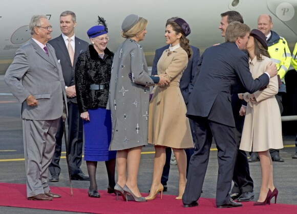 Le roi Willem-Alexander et la reine Maxima des Pays-Bas ont été accueillis le 17 mars 2015 sur le tarmac de l'aéroport international de Copenhague par la reine Margrethe II de Danemark, le prince Henrik, le prince Frederik et la princesse Mary, le prince Joachim et la princesse Marie, la princesse Benedikte et le prince Richard, pour leur visite officielle.