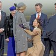  La princesse Mary en pleine révérence... Le roi Willem-Alexander et la reine Maxima des Pays-Bas ont été accueillis le 17 mars 2015 sur le tarmac de l'aéroport international de Copenhague par la reine Margrethe II de Danemark, le prince Henrik, le prince Frederik et la princesse Mary, le prince Joachim et la princesse Marie, la princesse Benedikte et le prince Richard, pour leur visite officielle. 