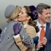 Maxima et Mary de Danemark, une belle étreinte... Le roi Willem-Alexander et la reine Maxima des Pays-Bas ont été accueillis le 17 mars 2015 sur le tarmac de l'aéroport international de Copenhague par la reine Margrethe II de Danemark, le prince Henrik, le prince Frederik et la princesse Mary, le prince Joachim et la princesse Marie, la princesse Benedikte et le prince Richard, pour leur visite officielle.