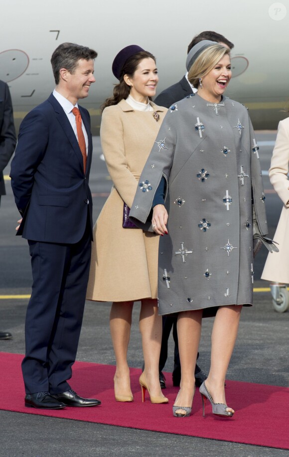Le roi Willem-Alexander et la reine Maxima des Pays-Bas ont été accueillis le 17 mars 2015 sur le tarmac de l'aéroport international de Copenhague par la reine Margrethe II de Danemark, le prince Henrik, le prince Frederik et la princesse Mary, le prince Joachim et la princesse Marie, la princesse Benedikte et le prince Richard, pour leur visite officielle.