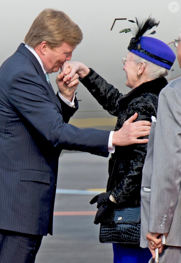Willem-Alexander fait le baise-main à sa marraine la reine Margrethe II... Le roi Willem-Alexander et la reine Maxima des Pays-Bas ont été accueillis le 17 mars 2015 sur le tarmac de l'aéroport international de Copenhague par la reine Margrethe II de Danemark, le prince Henrik, le prince Frederik et la princesse Mary, le prince Joachim et la princesse Marie, la princesse Benedikte et le prince Richard, pour leur visite officielle.