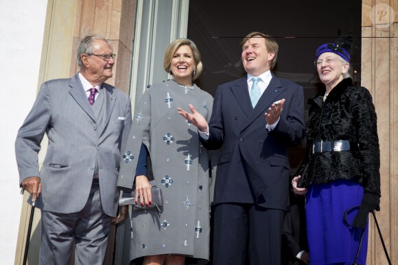 Le roi Willem-Alexander et la reine Maxima des Pays-Bas reçus par la reine Margrethe II et le prince Henrik de Danemark au palais de Fredensborg le 17 mars 2015 pour la cérémonie de bienvenue dans le cadre de leur visite officielle.