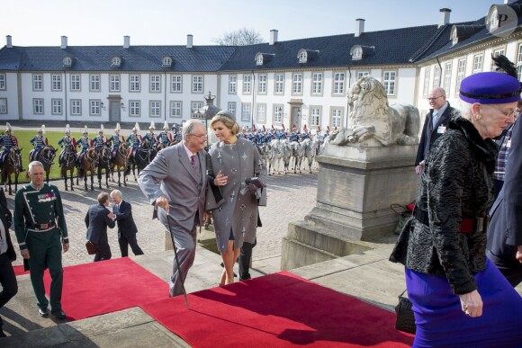 Le roi Willem-Alexander et la reine Maxima des Pays-Bas reçus par la reine Margrethe II et le prince Henrik de Danemark au palais de Fredensborg le 17 mars 2015 pour la cérémonie de bienvenue dans le cadre de leur visite officielle.