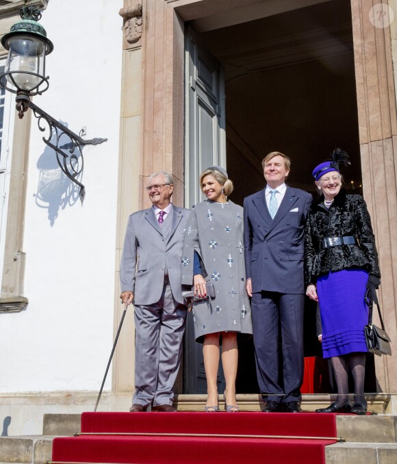 Le roi Willem-Alexander et la reine Maxima des Pays-Bas reçus par la reine Margrethe II et le prince Henrik de Danemark au palais de Fredensborg le 17 mars 2015 pour la cérémonie de bienvenue dans le cadre de leur visite officielle.