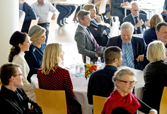 Le roi Willem-Alexander et la reine Maxima des Pays-Bas accompagnés du prince Frederik et de la princesse Mary de Danemark ont assisté à une conférence à l'université d'Aalborg à Copenhague, le 17 mars 2015.