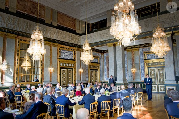 La reine Margrethe II de Danemark donnait le 17 mars 2015 au palais de Christiansborg un dîner en l'honneur de la visite officielle du roi Willem-Alexander et de la reine Maxima des Pays-Bas, auquel ont pris part le prince Frederik et la princesse Mary, le prince Joachim et la princesse Marie, ainsi que la princesse Benedikte et le prince Richard.