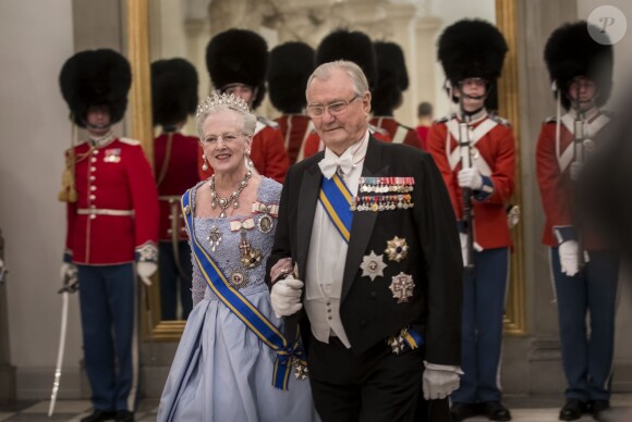 La reine Margrethe II de Danemark donnait le 17 mars 2015 au palais de Christiansborg un dîner en l'honneur de la visite officielle du roi Willem-Alexander et de la reine Maxima des Pays-Bas, auquel ont pris part le prince Frederik et la princesse Mary, le prince Joachim et la princesse Marie, ainsi que la princesse Benedikte et le prince Richard.