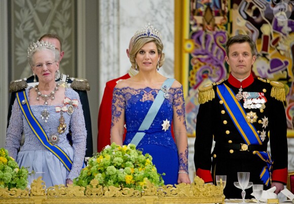 La reine Margrethe II de Danemark donnait le 17 mars 2015 au palais de Christiansborg un dîner en l'honneur de la visite officielle du roi Willem-Alexander et de la reine Maxima des Pays-Bas, auquel ont pris part le prince Frederik et la princesse Mary, le prince Joachim et la princesse Marie, ainsi que la princesse Benedikte et le prince Richard.
