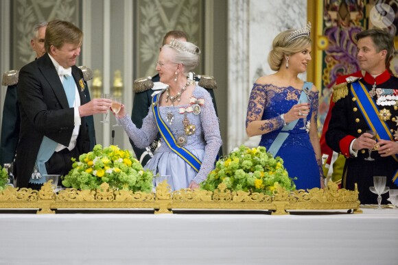 La reine Margrethe II de Danemark donnait le 17 mars 2015 au palais de Christiansborg un dîner en l'honneur de la visite officielle du roi Willem-Alexander et de la reine Maxima des Pays-Bas, auquel ont pris part le prince Frederik et la princesse Mary, le prince Joachim et la princesse Marie, ainsi que la princesse Benedikte et le prince Richard.