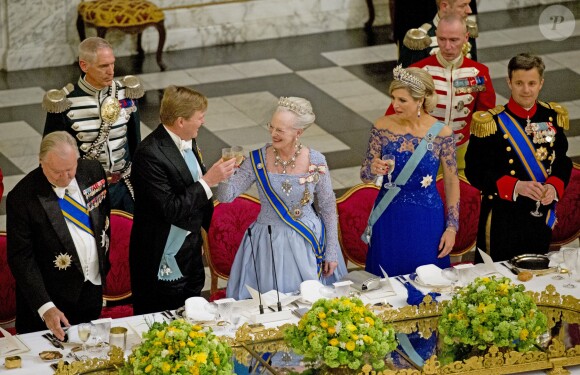 La reine Margrethe II de Danemark donnait le 17 mars 2015 au palais de Christiansborg un dîner en l'honneur de la visite officielle du roi Willem-Alexander et de la reine Maxima des Pays-Bas, auquel ont pris part le prince Frederik et la princesse Mary, le prince Joachim et la princesse Marie, ainsi que la princesse Benedikte et le prince Richard.