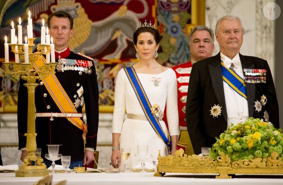 La reine Margrethe II de Danemark donnait le 17 mars 2015 au palais de Christiansborg un dîner en l'honneur de la visite officielle du roi Willem-Alexander et de la reine Maxima des Pays-Bas, auquel ont pris part le prince Frederik et la princesse Mary, le prince Joachim et la princesse Marie, ainsi que la princesse Benedikte et le prince Richard.