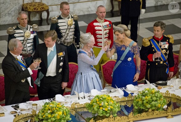 La reine Margrethe II de Danemark donnait le 17 mars 2015 au palais de Christiansborg un dîner en l'honneur de la visite officielle du roi Willem-Alexander et de la reine Maxima des Pays-Bas, auquel ont pris part le prince Frederik et la princesse Mary, le prince Joachim et la princesse Marie, ainsi que la princesse Benedikte et le prince Richard.