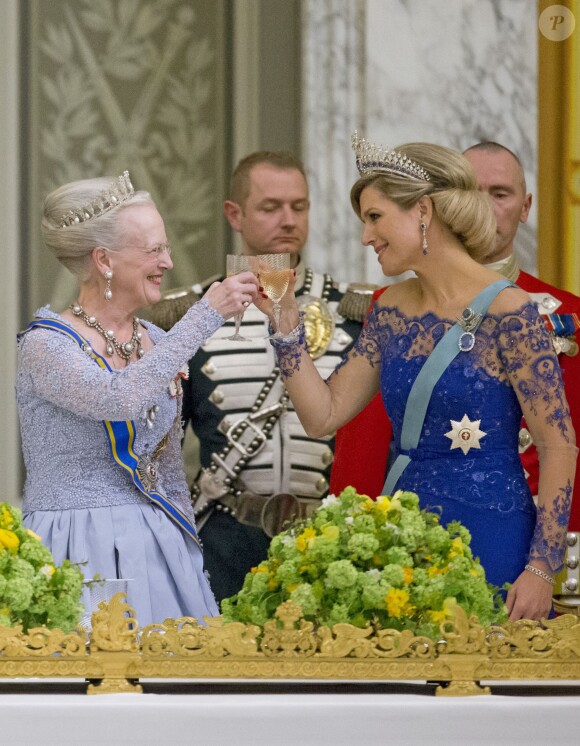 La reine Margrethe II de Danemark offrait le 17 mars 2015 au palais de Christiansborg un dîner en l'honneur de la visite officielle du roi Willem-Alexander et de la reine Maxima des Pays-Bas, auquel ont pris part le prince Frederik et la princesse Mary, le prince Joachim et la princesse Marie, ainsi que la princesse Benedikte et le prince Richard.
