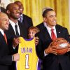 Barack Obama entouré de Derek Fisher et Kobe Bryant à la Maison Blanche à Washington le 25 janvier 2010