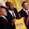 Barack Obama entouré de Derek Fisher et Kobe Bryant à la Maison Blanche à Washington le 25 janvier 2010